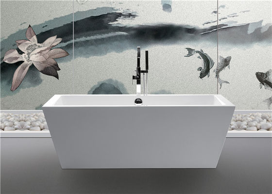 明確で贅沢な正方形の支えがない浴槽の長方形の角のたらいの純粋な色