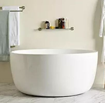 流出を用いる上限の小さく白い円形の支えがない浴槽